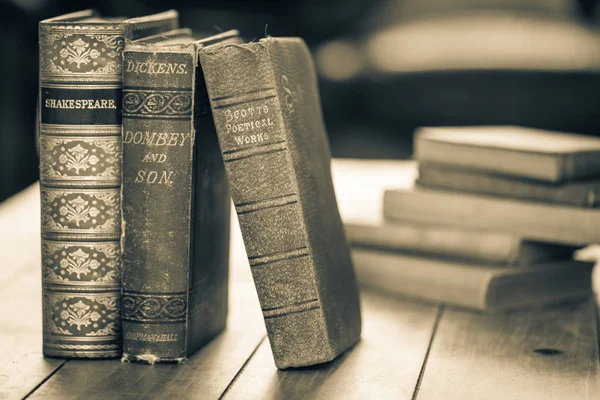 Древние книги на дубовом столе — стоковое фото