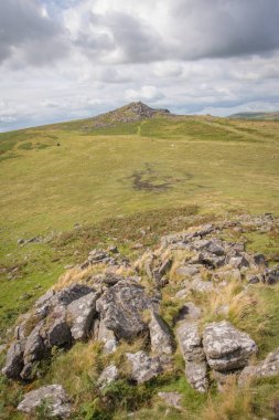 Sharpitor Dartmoor Milli Parkı'nda doğru seyir. 