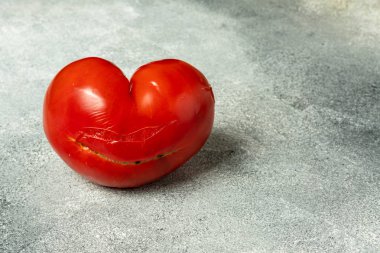Çirkin Organik Sebze - Gra üzerinde tek kırmızı kalp şeklinde domates