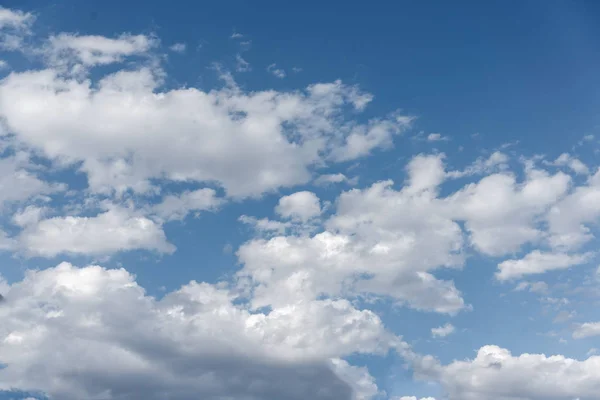 Fehér cumulus felhők ellen a háttérben kék egy bl Jogdíjmentes Stock Fotók