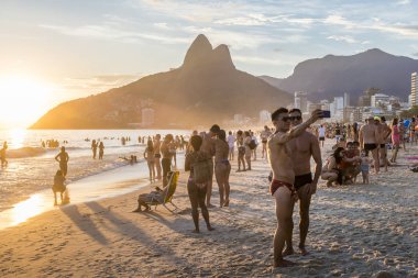Ipanema Plajı, Rio de Janeiro, içinde bir selfie çekici adam al