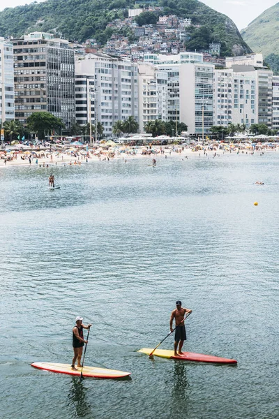 İki adam bir Stand Up raket Copacabana Plajı — Stok fotoğraf