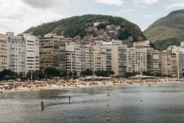 Ayağa kalk Copacabana Plajı'nda kürekler maceraperest — Stok fotoğraf