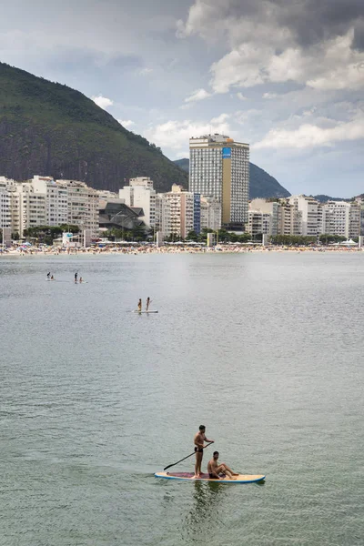 İki adam bir Stand Up raket Copacabana Plajı — Stok fotoğraf
