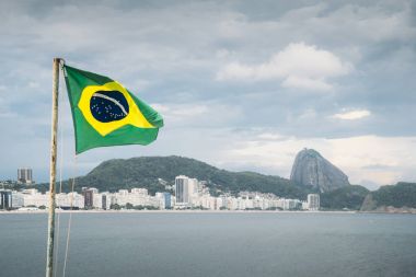 Copacabana, Brezilya'da sallayarak Brezilya bayrağı