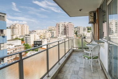 Yüksek doğmak balkon görünümü