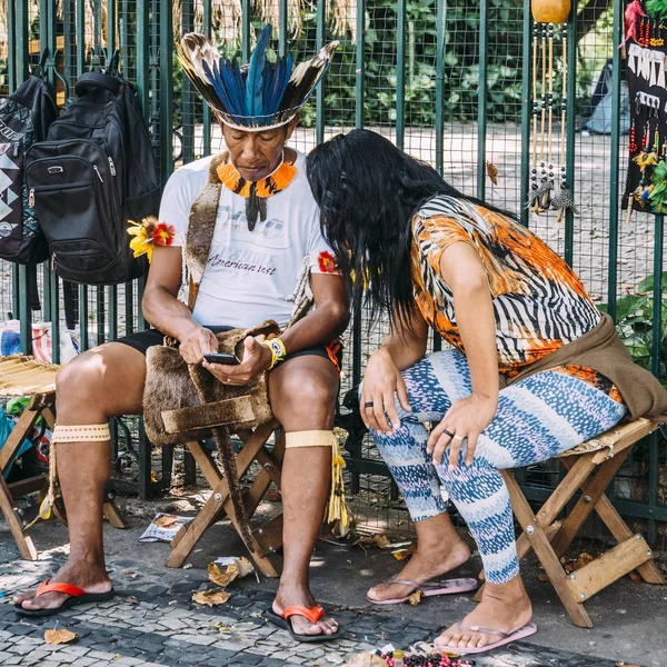 Hombre indígena brasileño en su celular — Foto de Stock