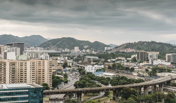 Upptagen landsvägen förenande i Rio de Janeiro, Brasilien — Stockfoto