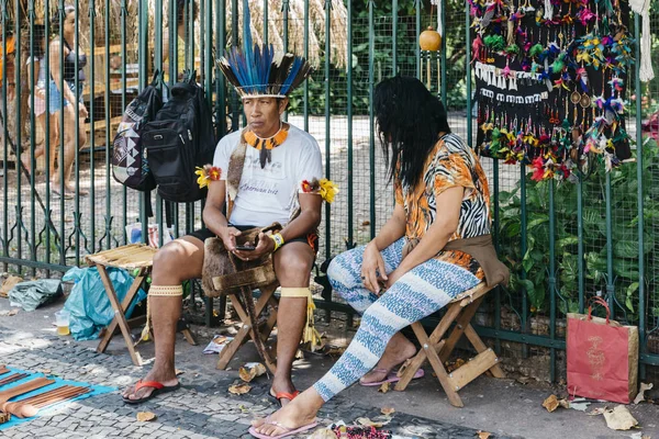 Hombre indígena brasileño en su celular — Foto de Stock