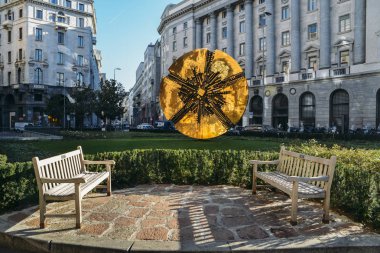 Disko heykelini Arnaldo Pomodoro, Milano, İtalya
