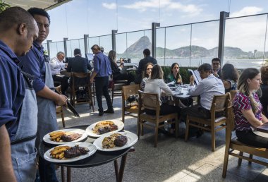 Brezilya churrasco bir manzaralı restoranda