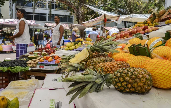 Frutas tropicales en un puesto de venta en un mercado — Foto de Stock