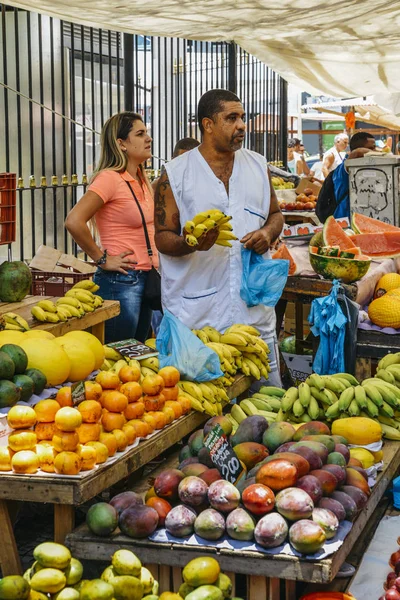 Vendedor de frutas no mercado de rua — Fotografia de Stock