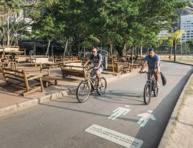 İki bisikletçiler yol boyunca Lagoa Rodrigo de Freitas, Rio döngüsü