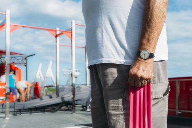 Açık hava spor streç bir kordon ile büyük adam 80-89 exercsing