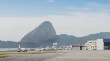 Uçak ve Rio de Janeiro sugarloaf dağ