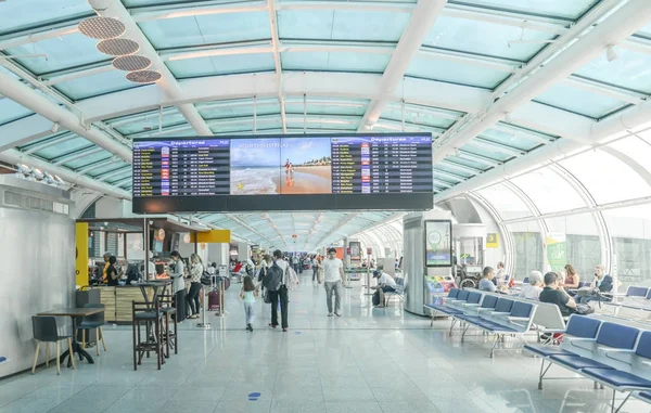 Зал вылета в Рио-де-Жанейро, Бразилия Сантос Дюмон Аэропорт обслуживает внутренние рейсы — стоковое фото