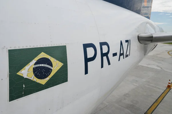 Fechar para identificação de uma bandeira e avião brasileiro em um aeroplaneta estacionado no aeroporto Rio de Janeiros Santos Dumont — Fotografia de Stock