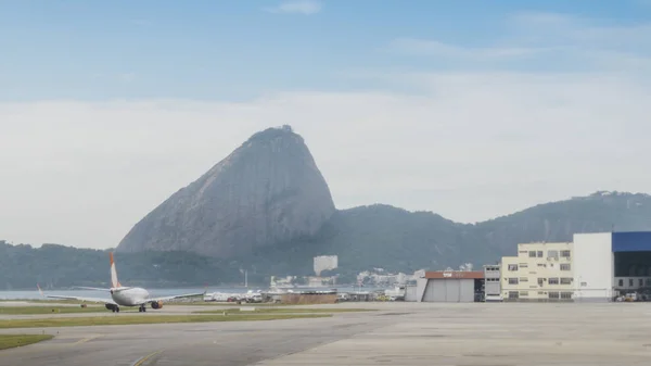 Avión y montaña de pan de azúcar en Río de Janeiro — Foto de Stock