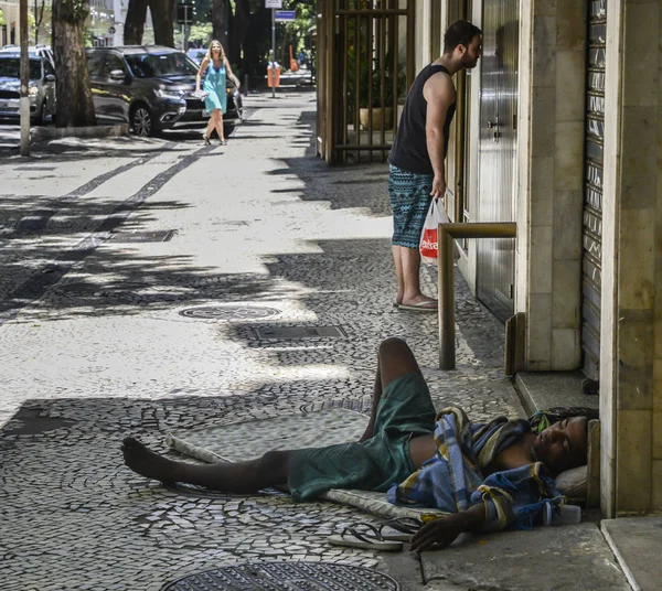 Brasileño sin hogar hombre duerme áspero — Foto de Stock