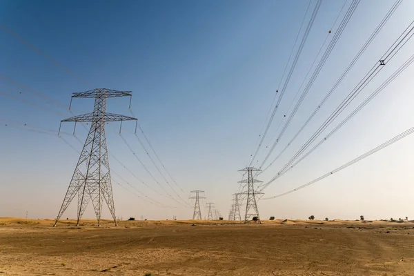 Câbles électriques géants dans le désert — Photo