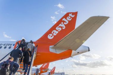 Easyjet uçağın Londra Gatwick Havalimanı'nda yolcu kurulu