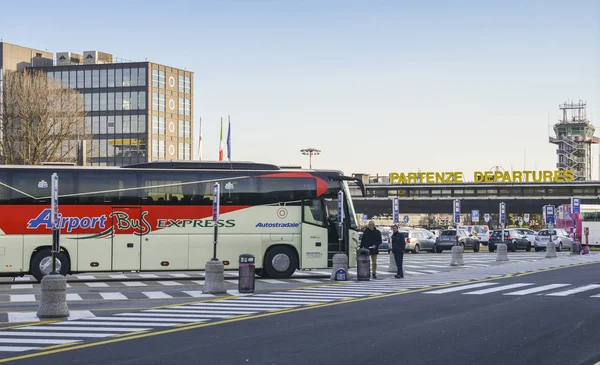 Autobús al aeropuerto en Milán, terminal de salida de la Terminal 2 de Italys, centro del avión de pasajeros económico, Easyjet, servicio de destinos de corto recorrido en Europa —  Fotos de Stock