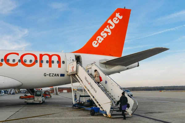 Passeggeri a bordo di un Easyjet Airbus A320 all'aeroporto di Milano Malpensa, a servizio di voli a corto raggio in Europa — Foto Stock