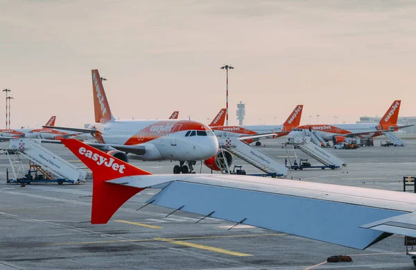 Aeroplani Easyjet Airbus A320 all'aeroporto di Milano Malpensa asfalto. Servizi di trasporto aereo voli a corto raggio in Europa — Foto Stock