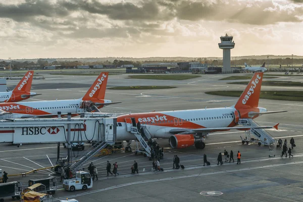 I passeggeri sbarcano da un aereo Easyjet all'aeroporto di Londons Gatwick — Foto Stock