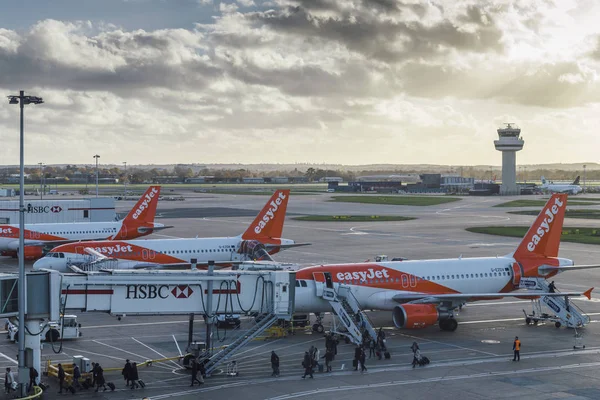 I passeggeri sbarcano da un aereo Easyjet all'aeroporto di Londons Gatwick — Foto Stock