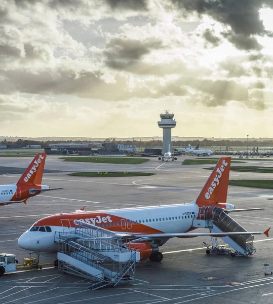 Aeroplani Easyjet all'aeroporto londinese di Gatwick - SouthTerminal — Foto Stock