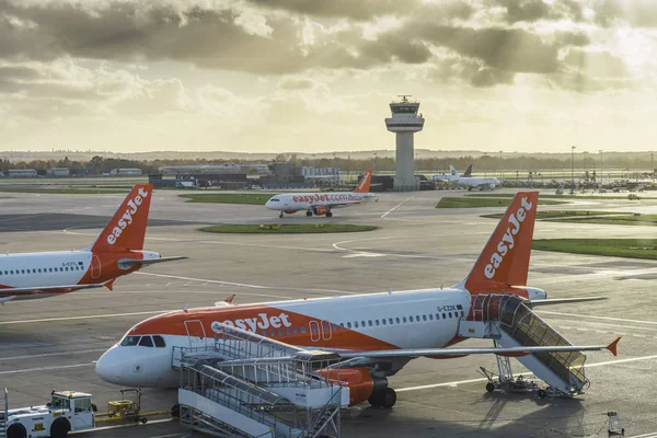 Easyjet airplanes at Londons Gatwick airport - SouthTerminal — Stock Photo, Image