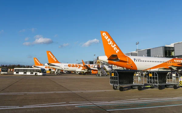 Aeroplani Easyjet all'aeroporto londinese di Gatwick - SouthTerminal — Foto Stock