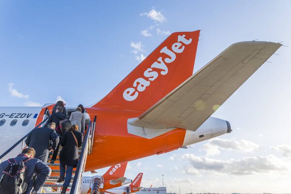 Пассажиры на борту самолета Easyjet в аэропорту Лондона Гатвик
