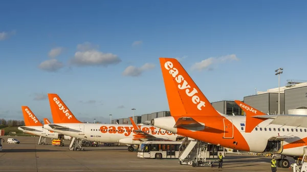 Aeroplani Easyjet e personale aeroportuale all'aeroporto di Londons Gatwick - Terminal Sud — Foto Stock