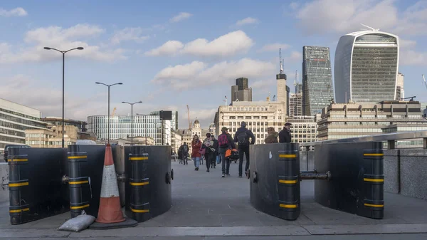 Barriere antiterrorismo erette sul marciapiede del London Bridge nella zona di Borough, Southwark, Londra SE1 come misura di prevenzione del terrorismo — Foto Stock