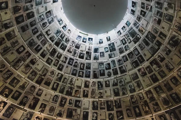 The Hall of Names in the Yad Vashem Holocaust Memorial Site in Jerusalem, Israel, recordando alguns dos 6 milhões de judeus assassinados durante a Segunda Guerra Mundial — Fotografia de Stock