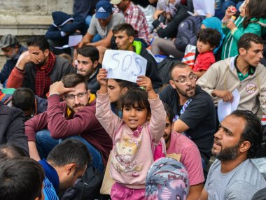 Keleti Railway Station Budapeşte, Macaristan, mülteci savaş. Mülteciler Macaristan'a Almanya giderken sürekli geliş