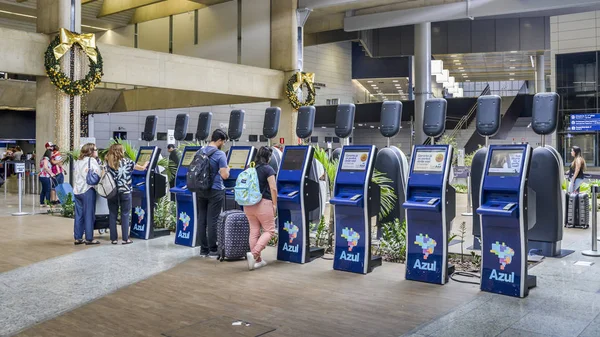 Passagerare checkar in på Belo Horizonte flygplats — Stockfoto