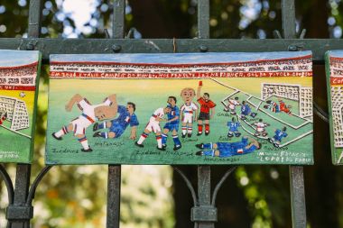 Sanatçı yanındaki futbol onun resimleri depecting ikonik anlar