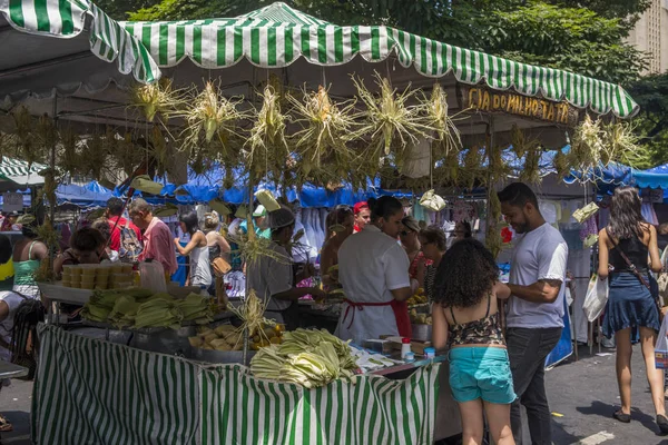 Кукуруза и кукуруза на продажу в Belo Horizontes еженедельно stre — стоковое фото
