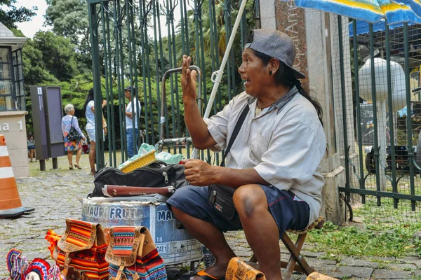 Hombre brasileño indígena vendiendo artes y artesanías en un mar callejero — Foto de Stock