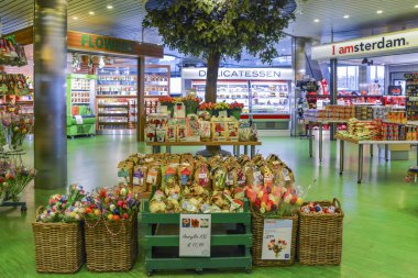 Hollandalı ampuller ve Amsterdam'ın Schiphol Havaalanı'nda satılık laleler