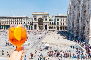 Spritz aperol içki Milano'da Piazza Duomo Manzaralı