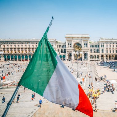 İtalyan bayrağı ile Vittorio Emanuele II anıtı, Milano, İtalya