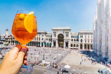Spritz aperol içki Milano'da Piazza Duomo Manzaralı