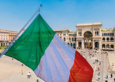 İtalyan bayrağı ile Vittorio Emanuele II anıtı, Milano, İtalya