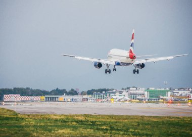 British Airways ticari uçak Milano Linate airport adlı inecek. Bir ana hizmet pek çok kısa ve orta menzilli Alitalia için linate merkezidir