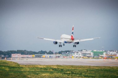 British Airways ticari uçak Milano Linate airport adlı inecek. Bir ana hizmet pek çok kısa ve orta menzilli Alitalia için linate merkezidir